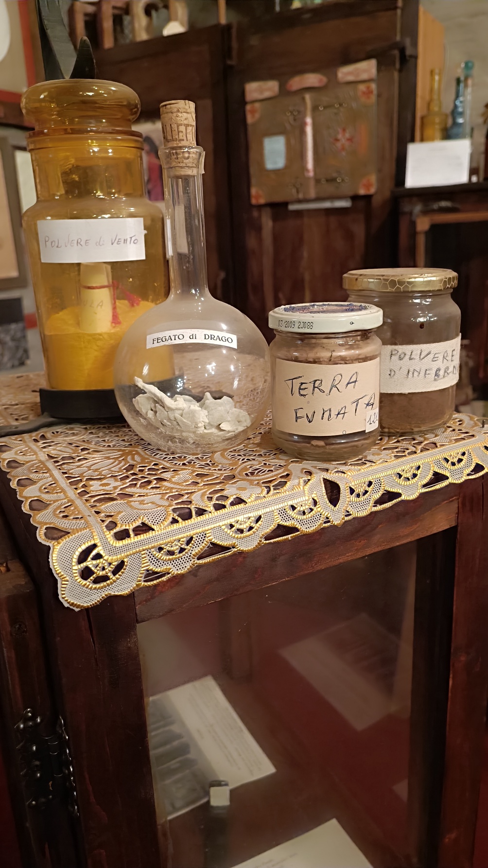 Polvere di Vento - Dettaglio Urne con Fegato di Drago e Terra Fumata